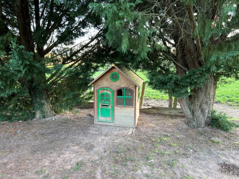 cabane-enfants-jardin-grand-gite-lac-des-sapins