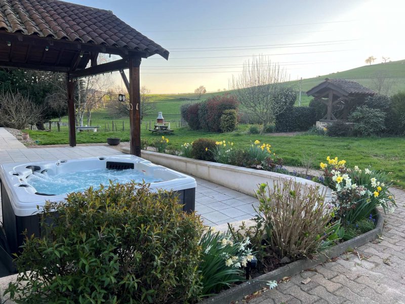 gite-groupe-beaujolais-jacuzzi