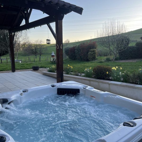 jacuzzi-gite-groupe-beaujolais-bleu jacuzzi-gite-groupe-beaujolais-bleu
