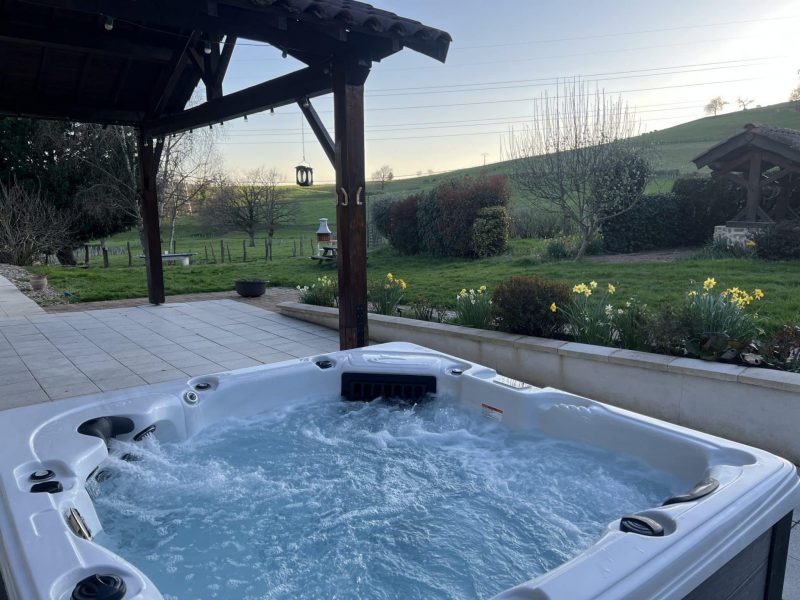 jacuzzi-gite-groupe-beaujolais-bleu