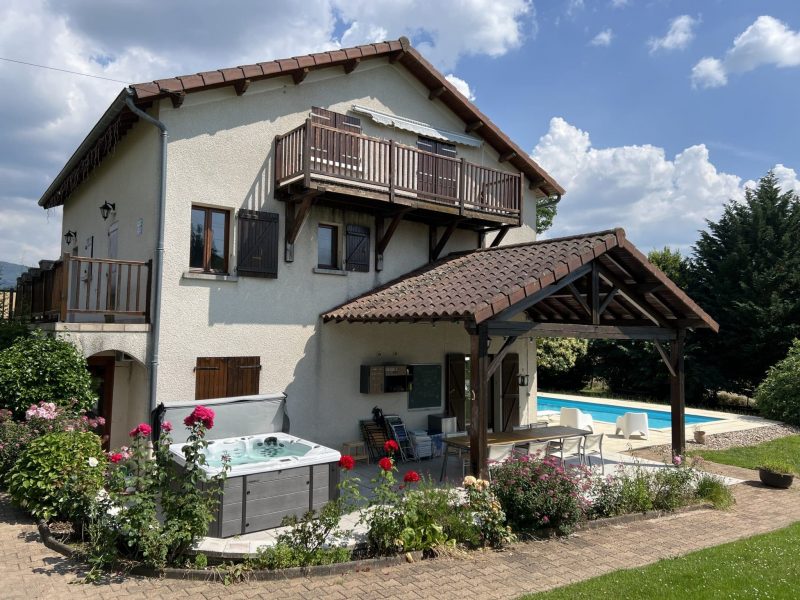 gite-groupe-beaujolais-piscine-spa