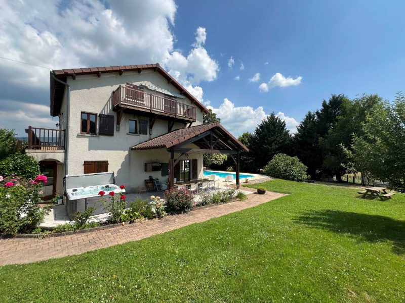 gite-groupe-beaujolais-piscine-jacuzzi