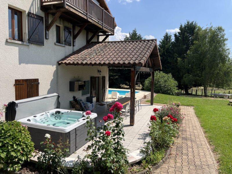 gite-beaujolais-avec-jacuzzi-piscine