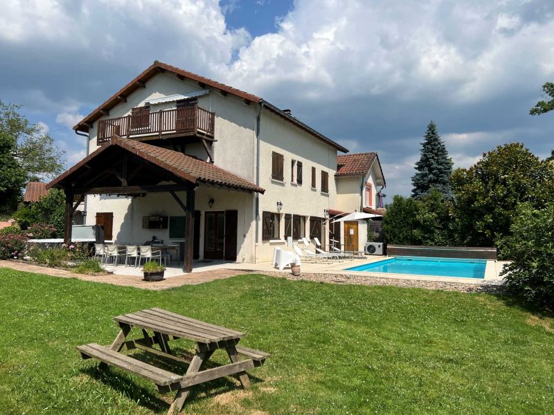 jardin-piscine-gite-du-beaujolais-bleu