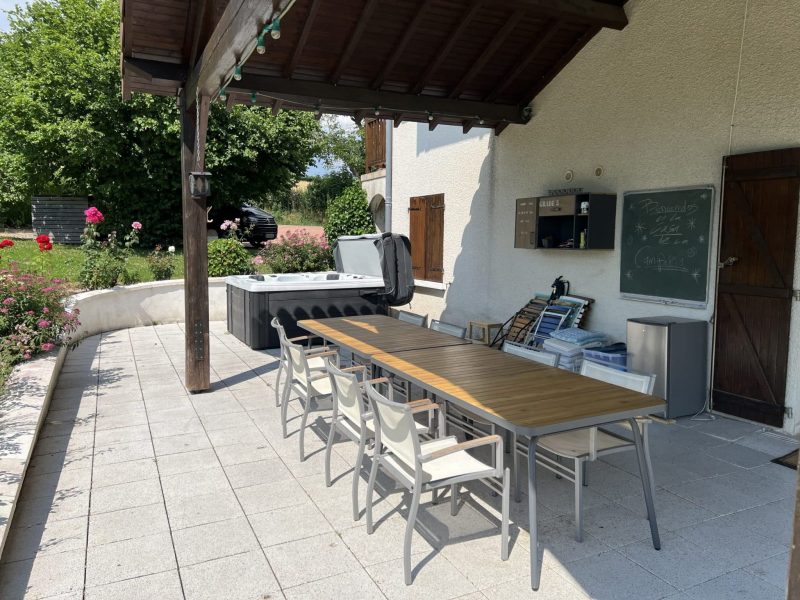 terrasse-couverte-grand-gite-lac-des-sapins