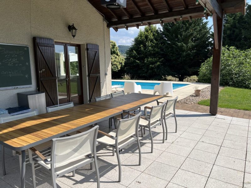 terrasse-couverte-gite-du-beaujolais-bleu