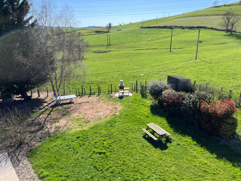 vue-jardin-grand-gite-lac-des-sapins
